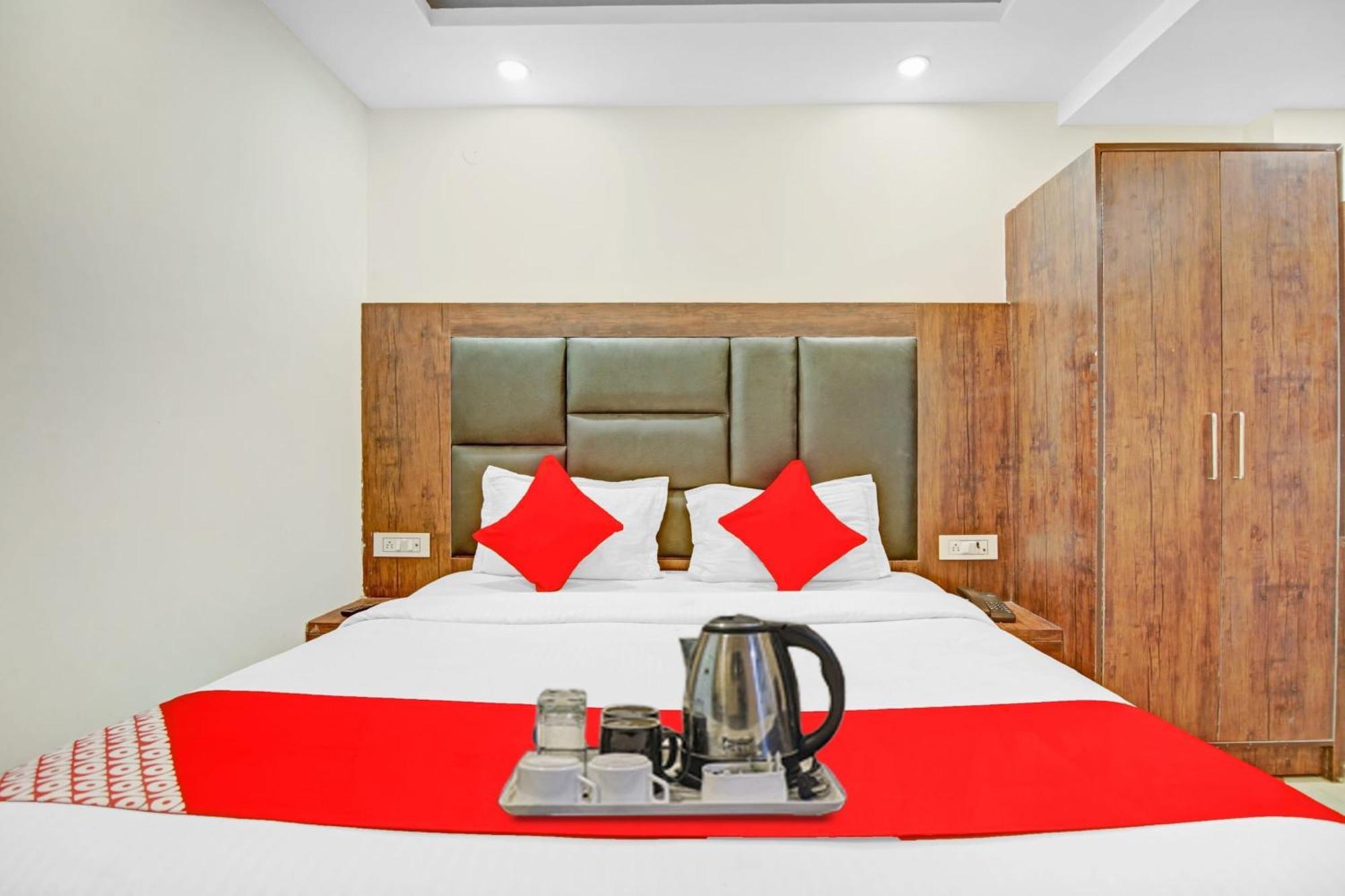 Hotel O Tez Plaza Нью-Дели Экстерьер фото